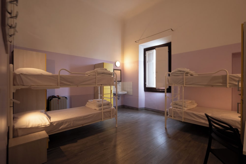 Hostel 7 Santi 30/50