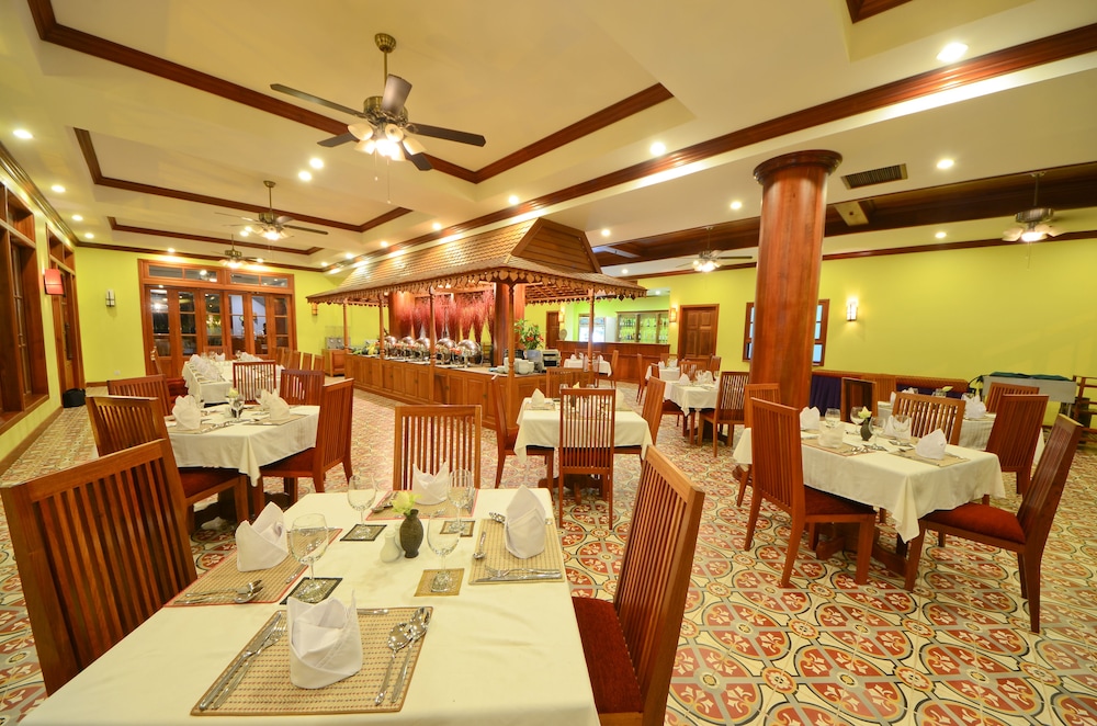 Royal Crown Hotel & Spa 58/70