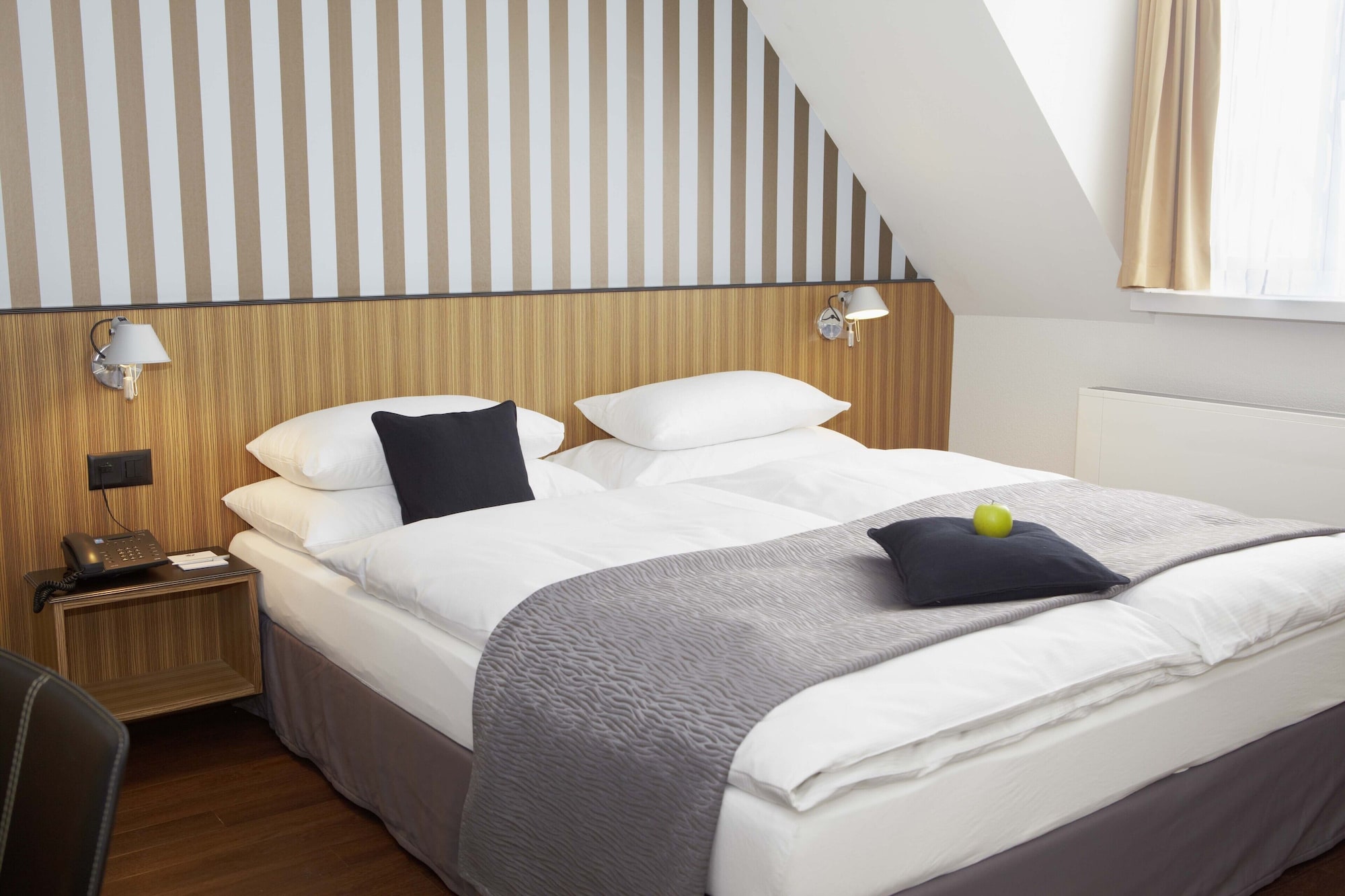 STANDARD, QUEEN BED