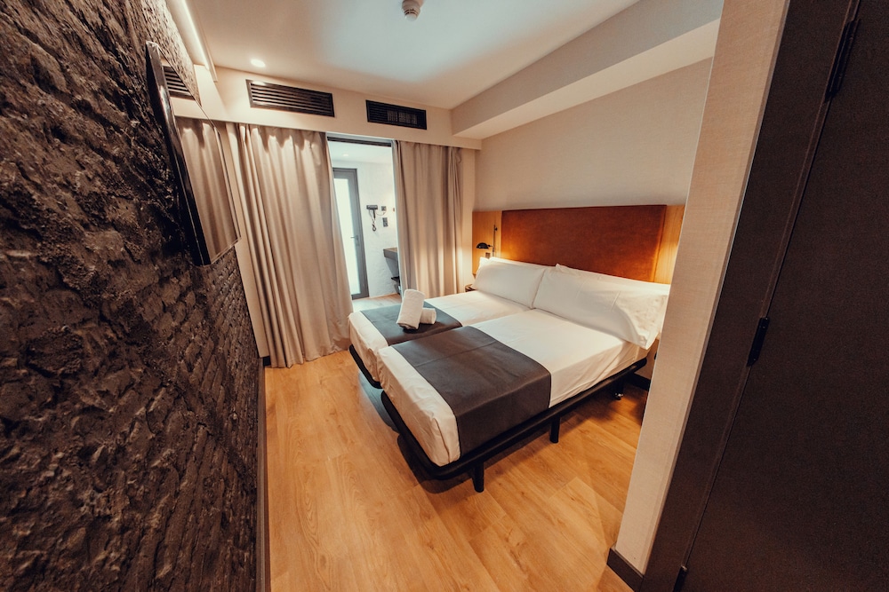 ROOM, DOUBLE BED