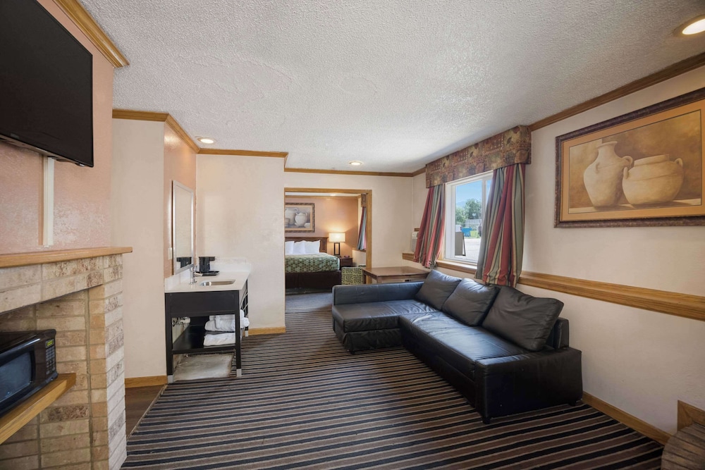 Rodeway Inn Colorado Springs 15/21