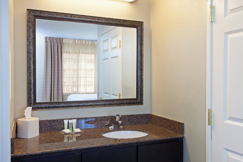 جناح بسرير كينج بغرفة نوم واحدة مع أريكة بمطبخ لذوي الإعاقة، Staybridge Suites Fairfield Napa Valley Area 4/5
