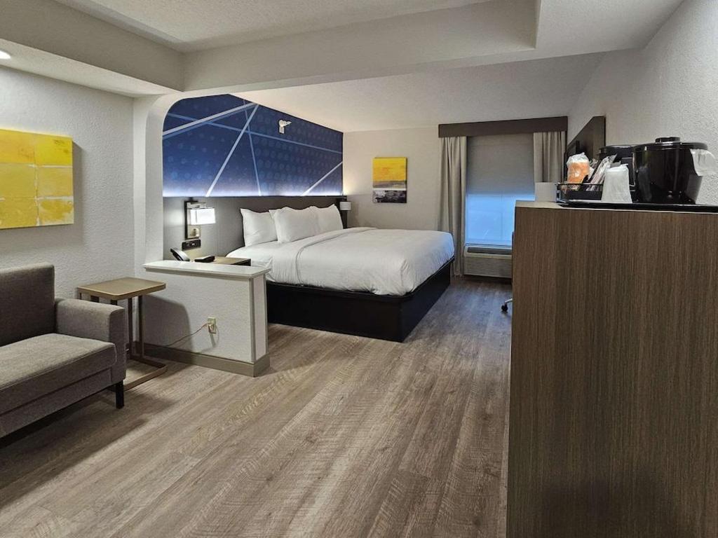 Efficiency, Suite, King and Queen Bed