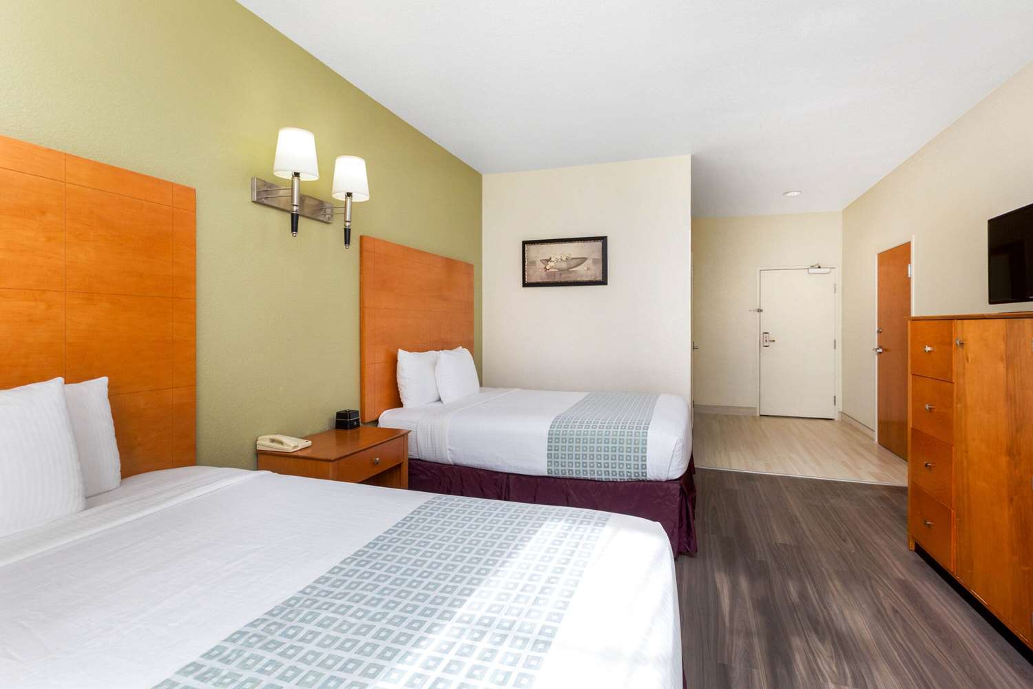 La Quinta Inn & Suites by Wyndham Tulare 8/40