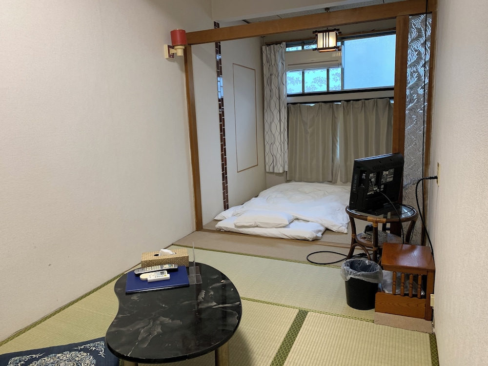 JAPANESE, TWIN BEDS, SHARED BATHROOM