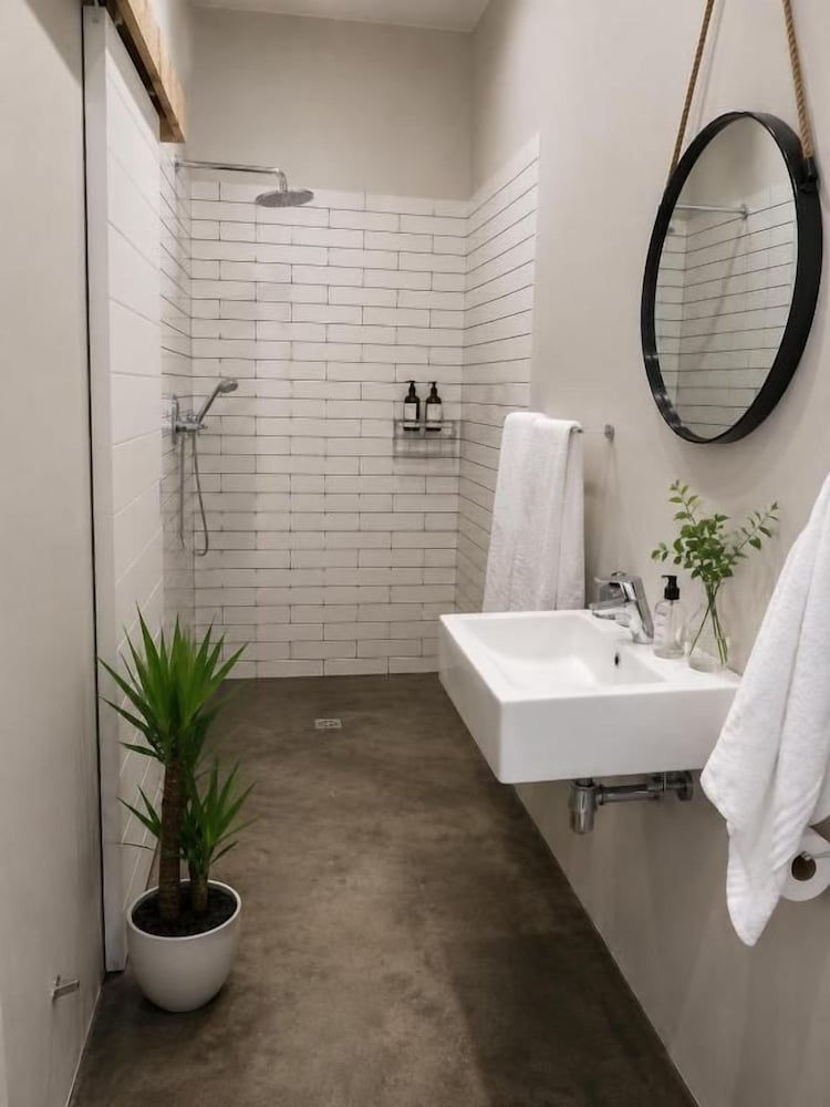 Loddeys Guesthouse 50/50