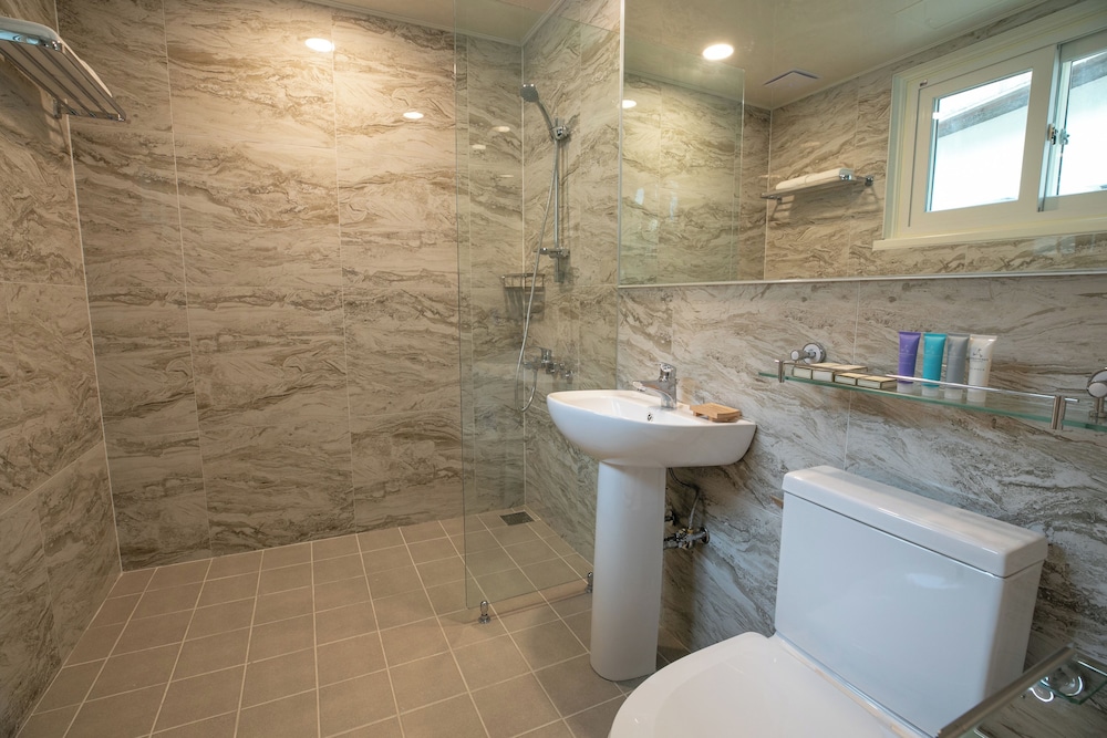 Royal, Suite, Futon Bed, 2 Double Beds, 35 Pyeong، Kensington Resort Seorak Valley 4/6