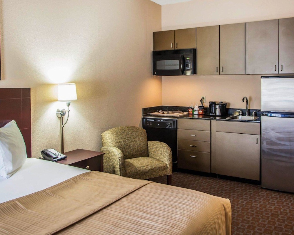 Quality Inn & Suites Peoria 8/50
