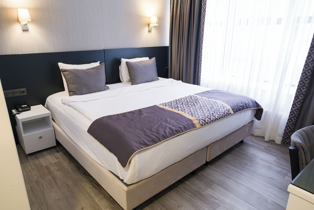 SUPERIOR, DOUBLE OR TWIN BED