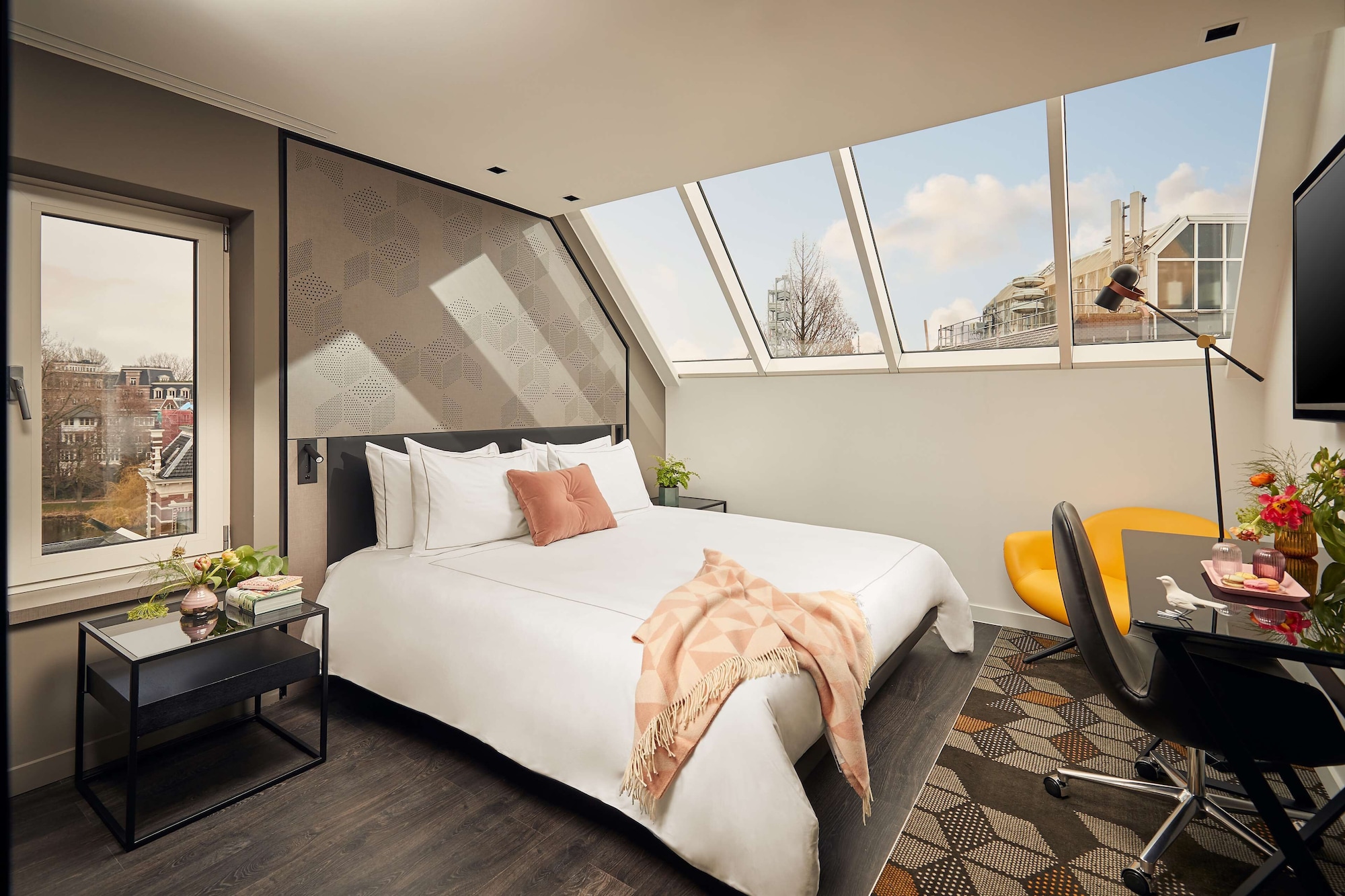 STUDIO, TWIN BEDS