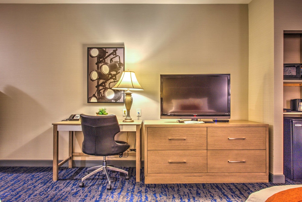 Best Western Plus Media Center Inn & Suites 27/28