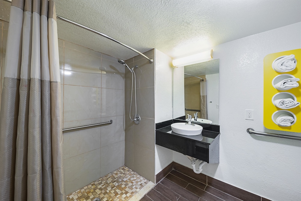 Motel6 Grand Prairie, TX - Interstate 30 51/51
