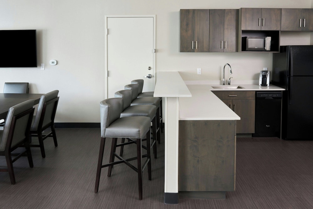 Holiday Inn And Suites Philadelphia W Drexel Hill 43/50