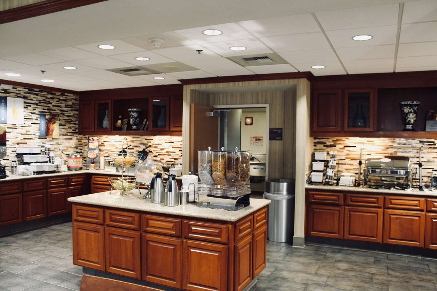 Best Western Plus Arrowhead Hotel 38/41
