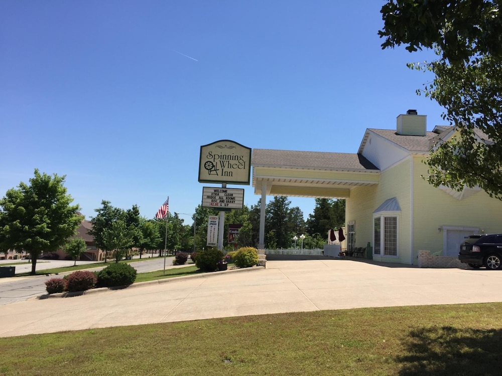 Spinning Wheel Inn 38/40