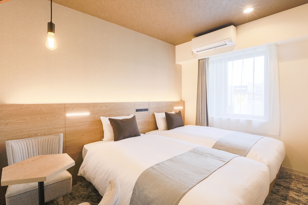 HOLLYWOOD, TWIN BEDS