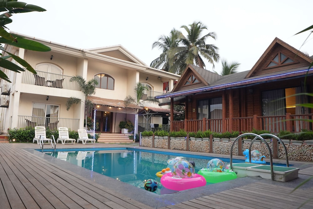 Foxoso Aaristo Baga Beach Resort 6/48