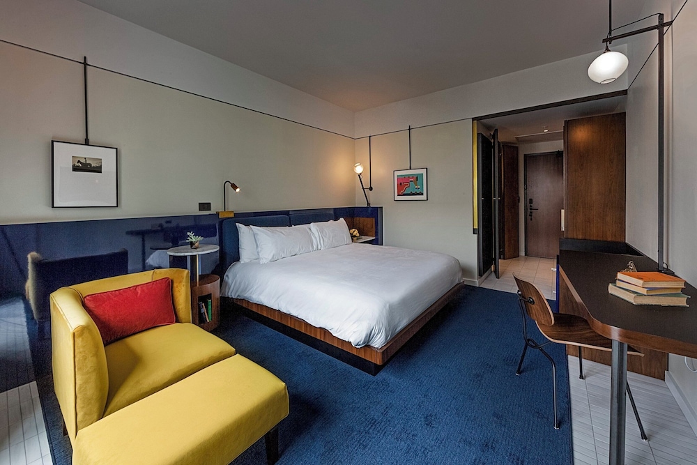 GUEST ROOM, KING BED
