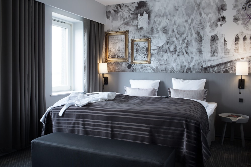 Plus, Queen Bed