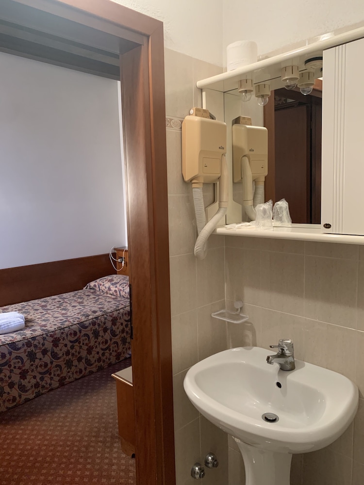 Hotel Villa Sara 51/60