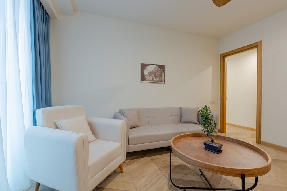 MiraMar Luxury Residences 20/86