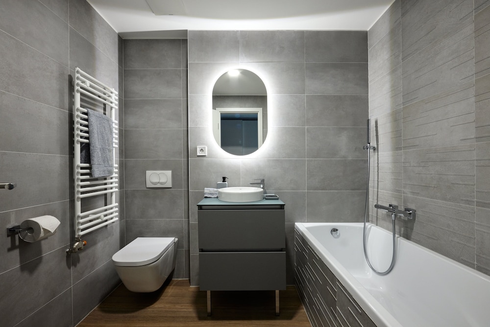 The Amberlyn Suite Hotel 46/50