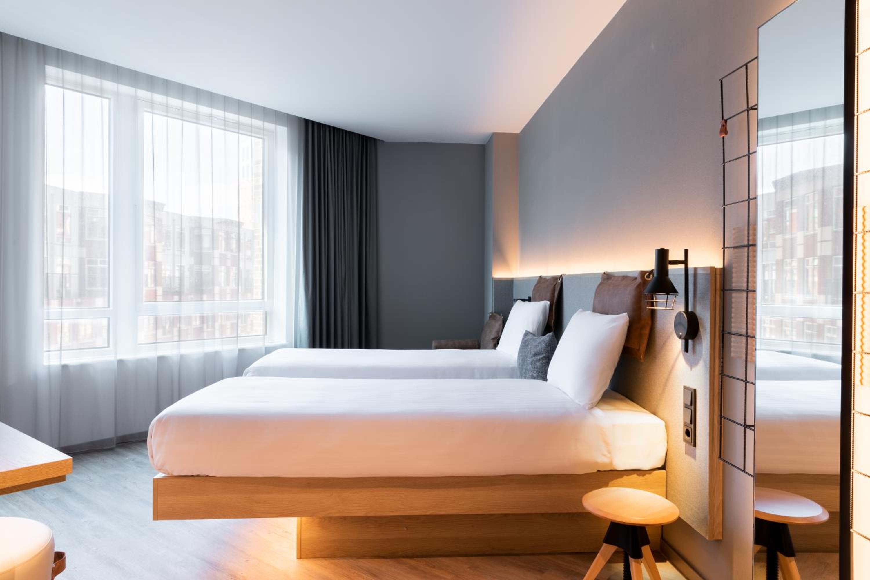 Moxy, Twin Beds