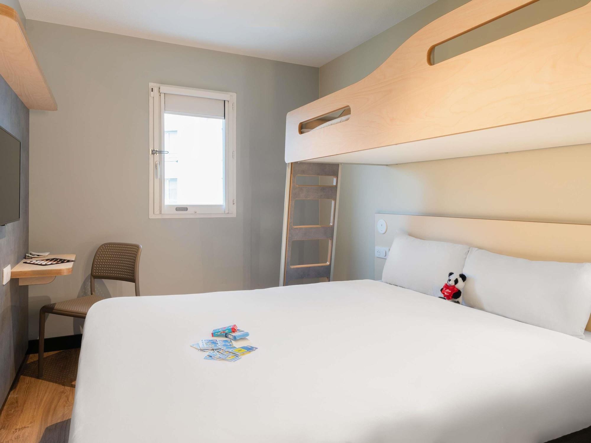 room, multiple beds