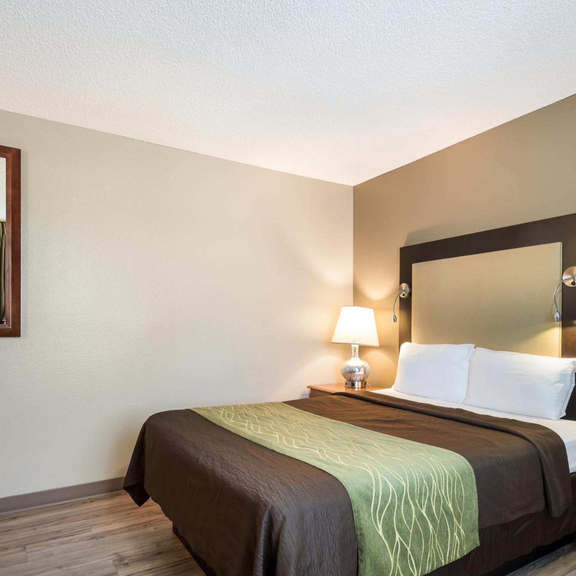 ROOM, QUEEN BED