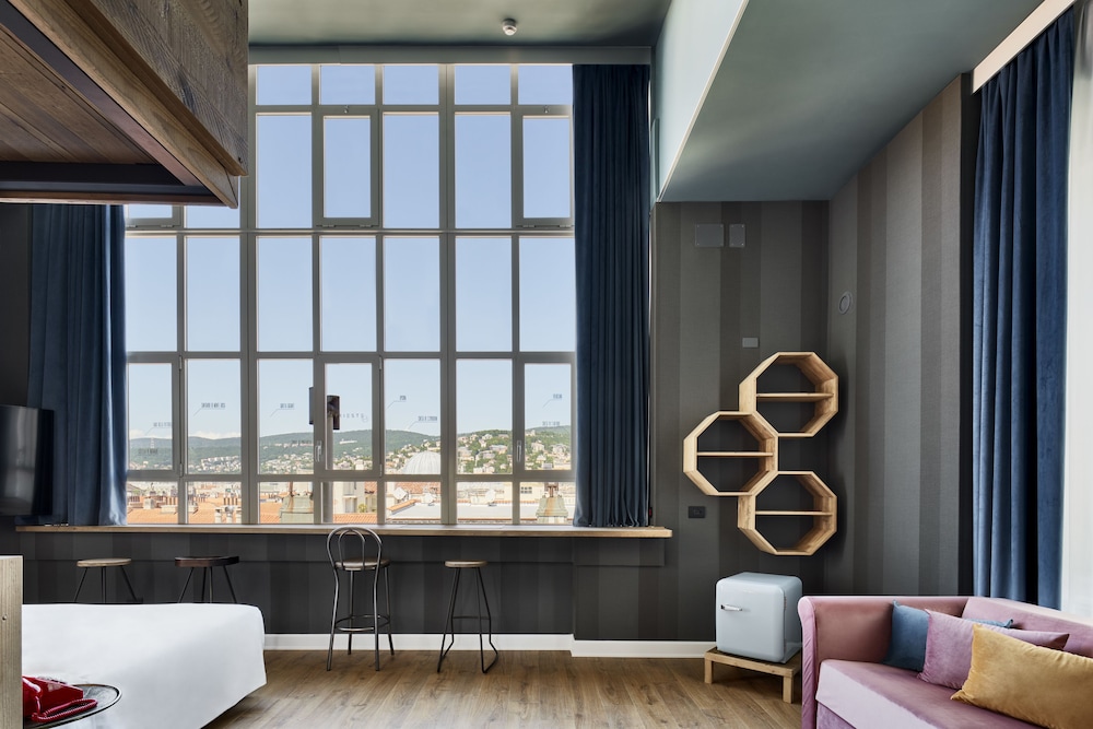 The Modernist Hotel 30/39
