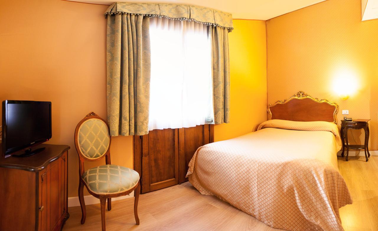 ROOM, SINGLE