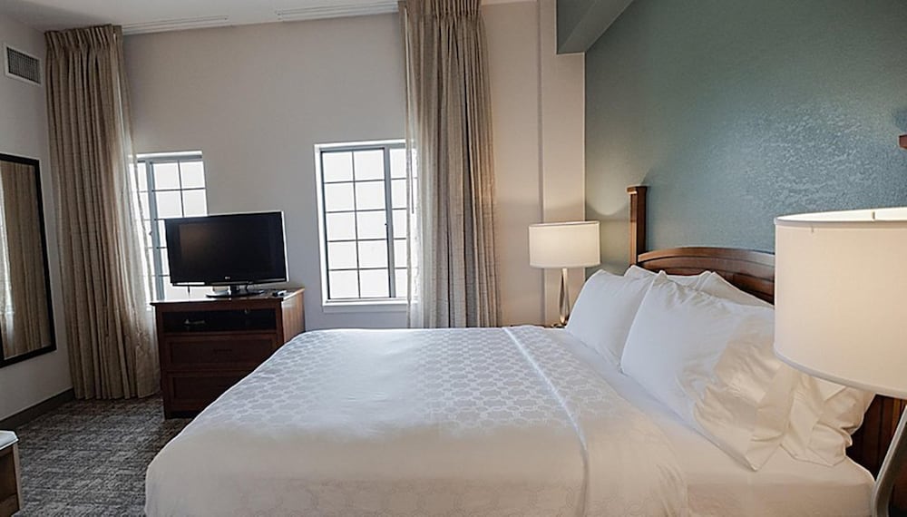 1 BEDROOM, SUITE, QUEEN BED, ACCESSIBLE
