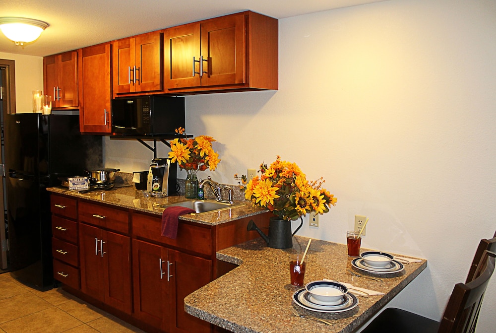 CRYSTAL SPRINGS INN AND SUITES 33/39
