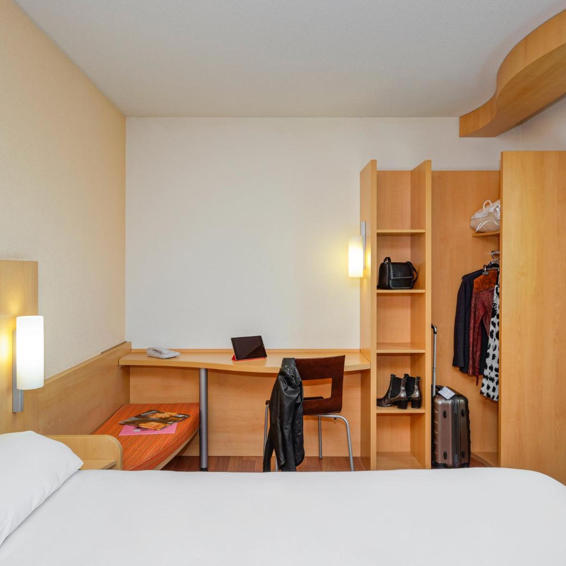 STANDARD, 1 DOUBLE AND 1 SINGLE BED