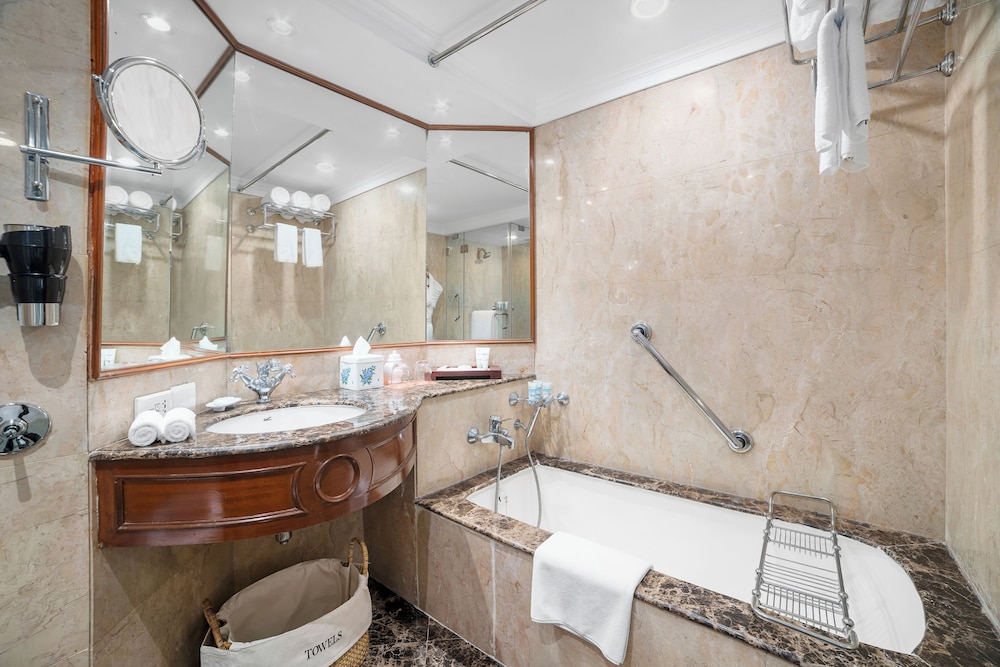 Welcomhotel by ITC Hotels, Alkapuri, Vadodara 56/57