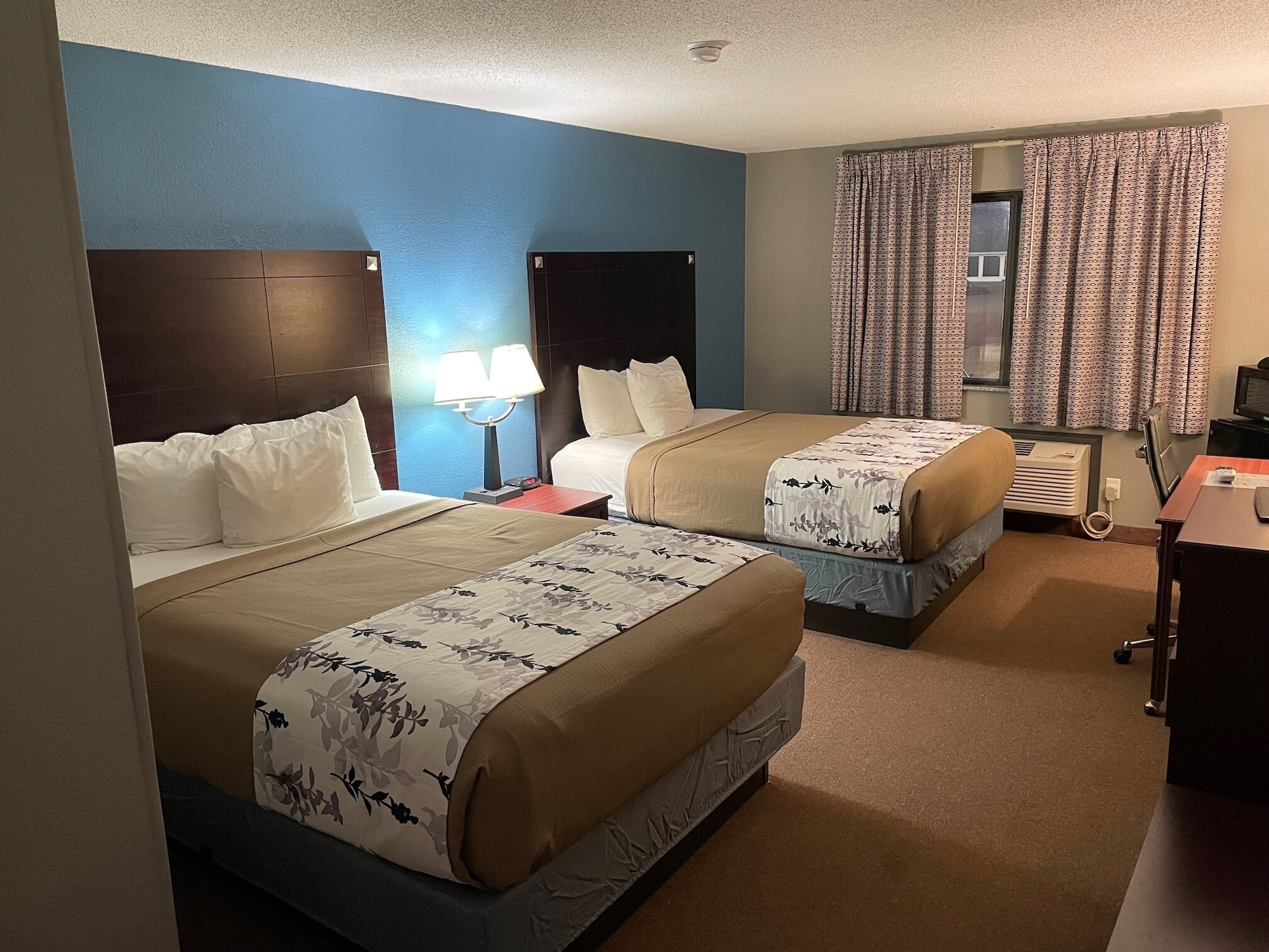 STANDARD, 2 QUEEN BEDS
