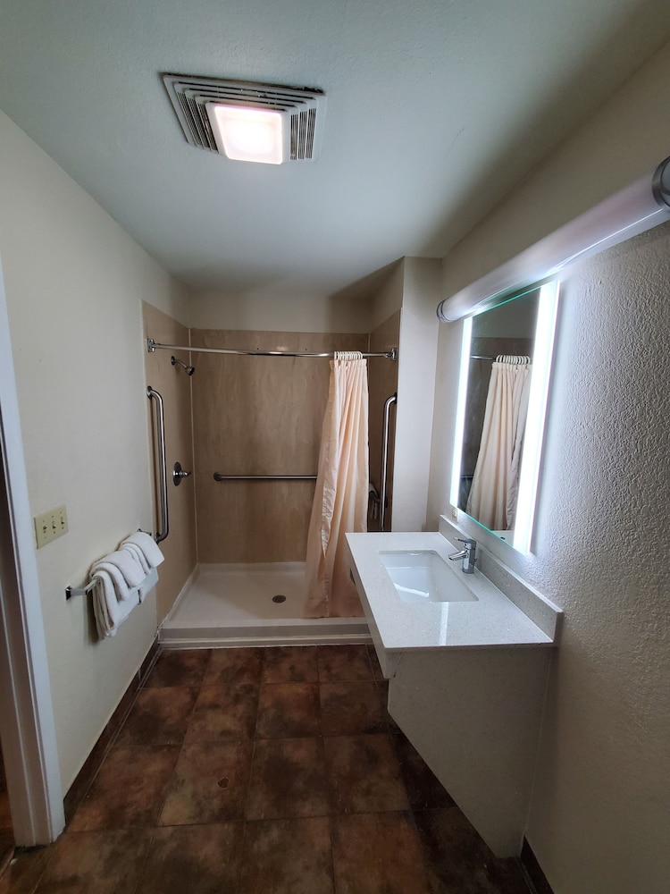 River Inn Motel (ex. Rodeway Inn Downtown) 14/29