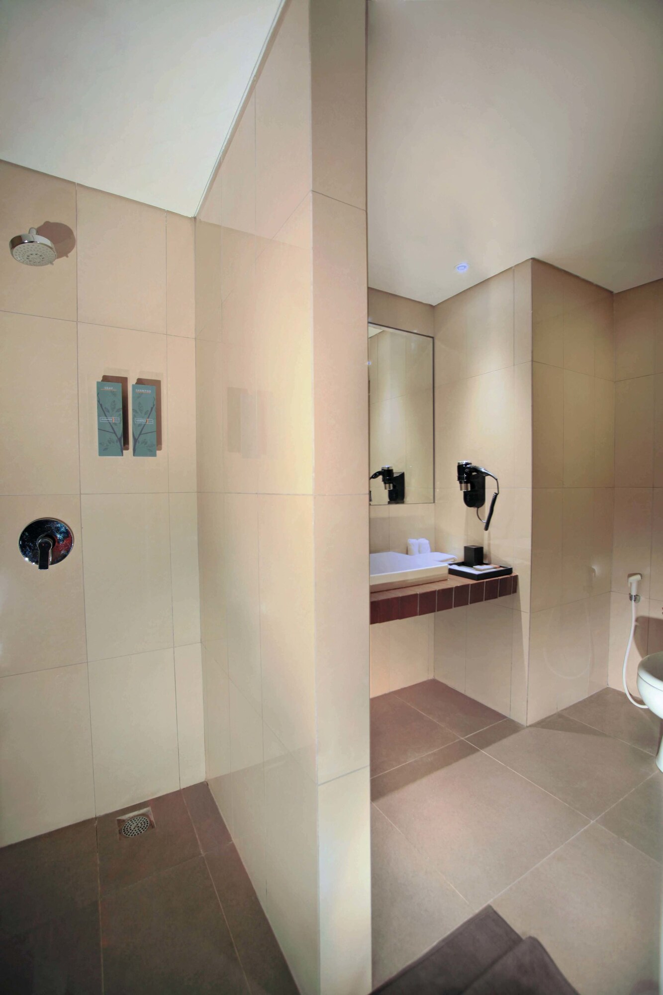 Deluxe, Queen Bed, Harper Purwakarta 6/6
