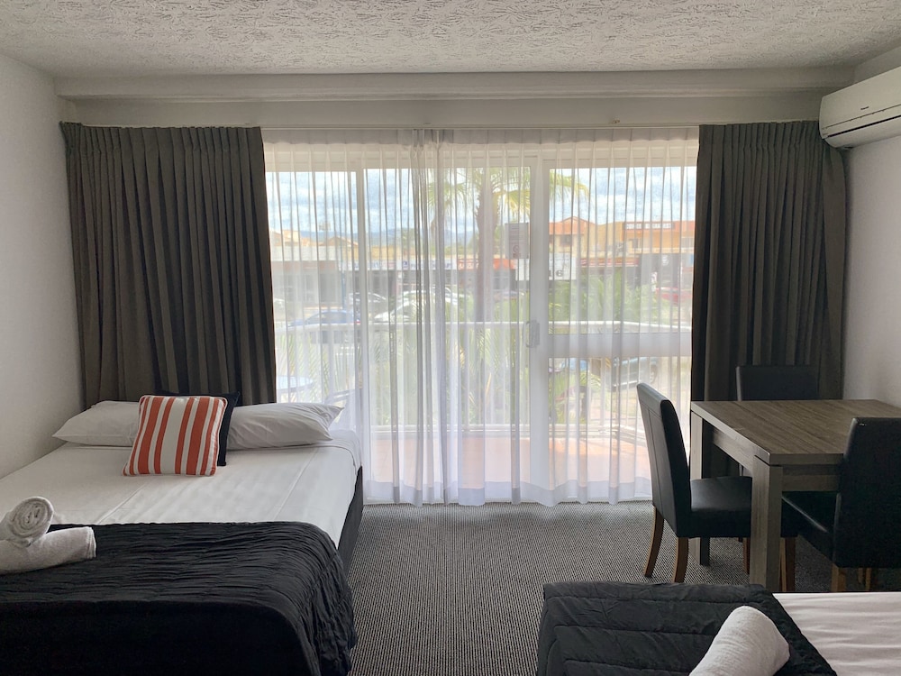 Outrigger Resort 51/76