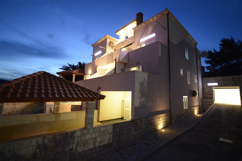 Villa Avantgarde 2/50