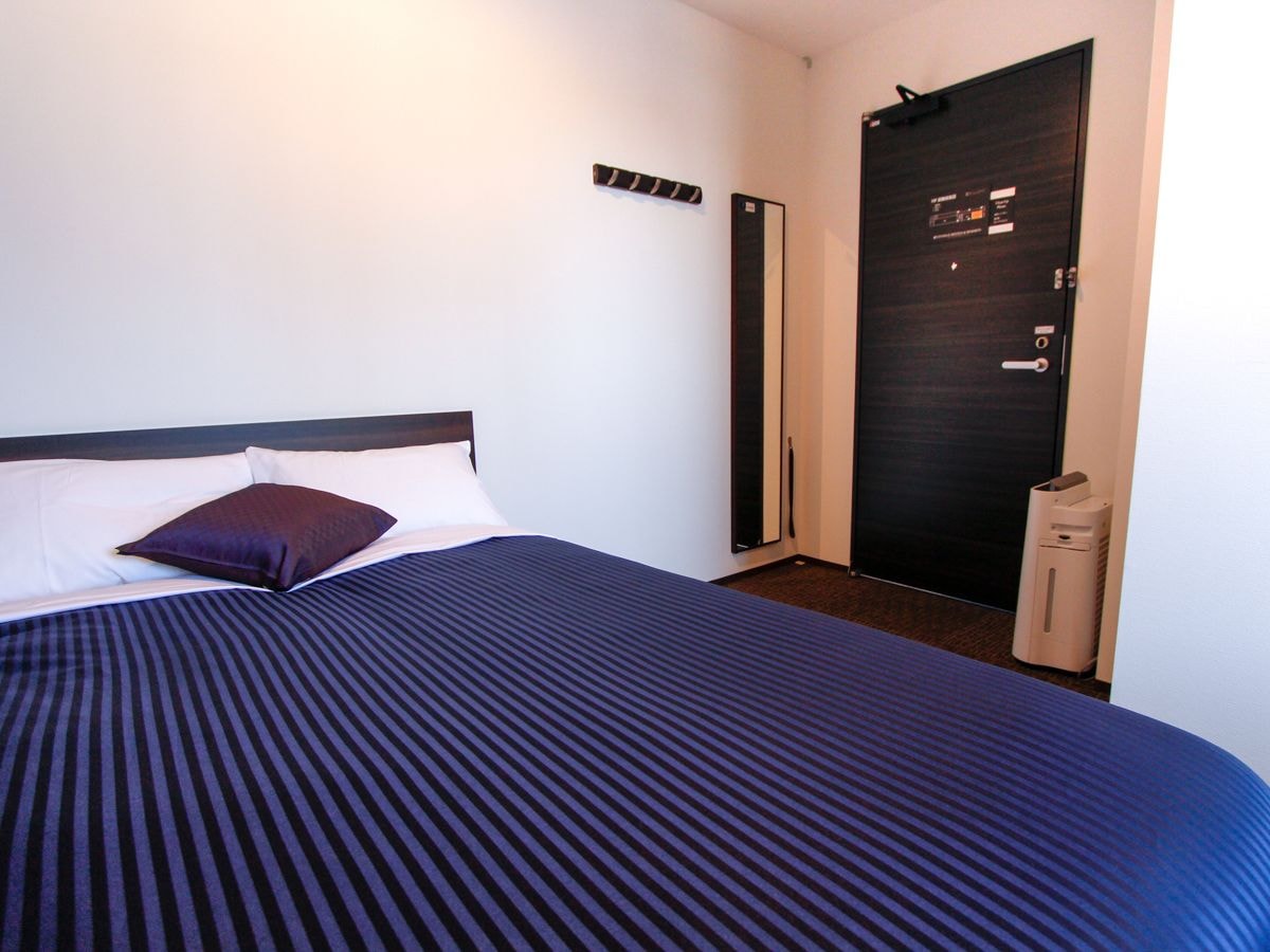 ROOM, SINGLE, SMOKING