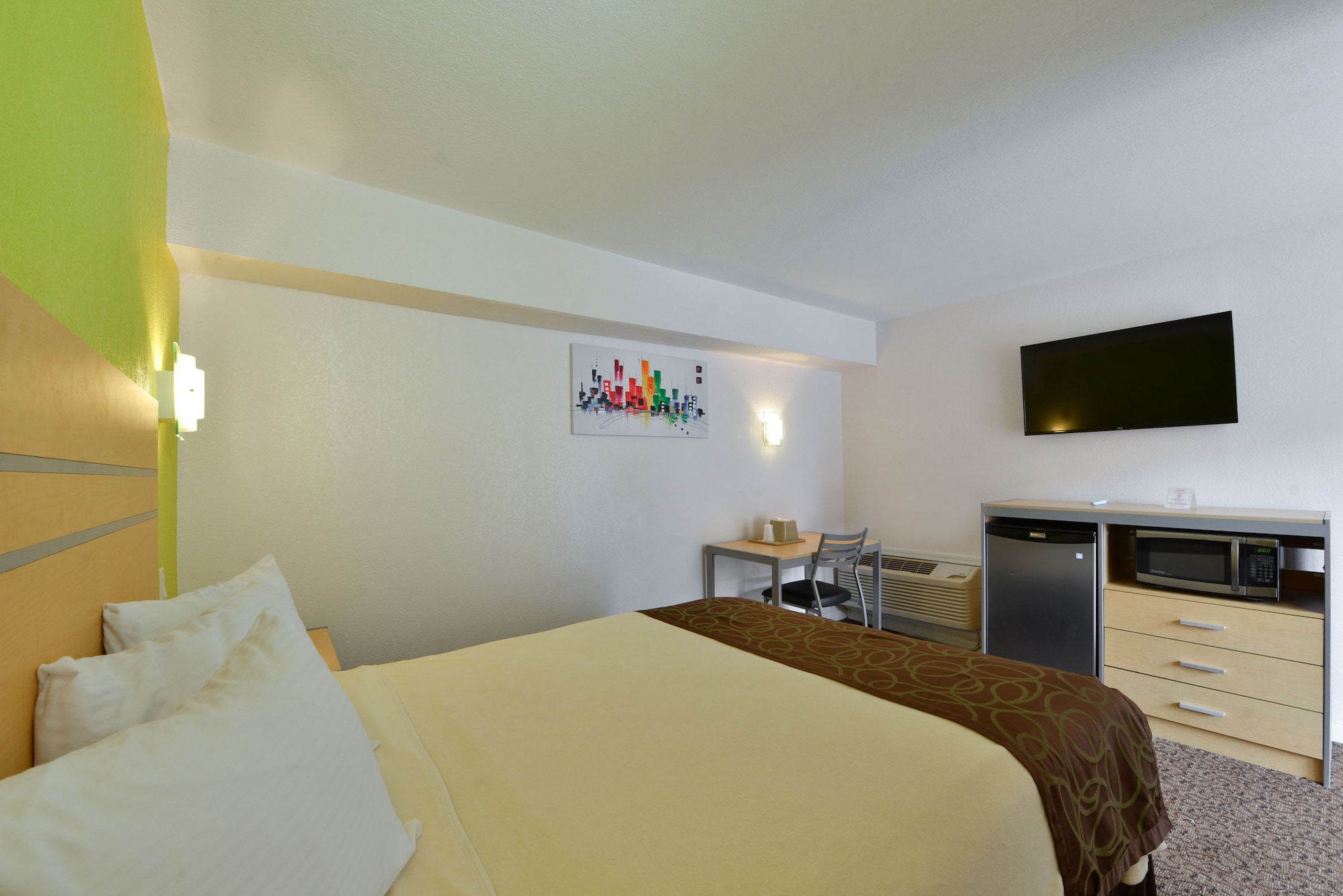 غرفة قياسية بسرير كوين
