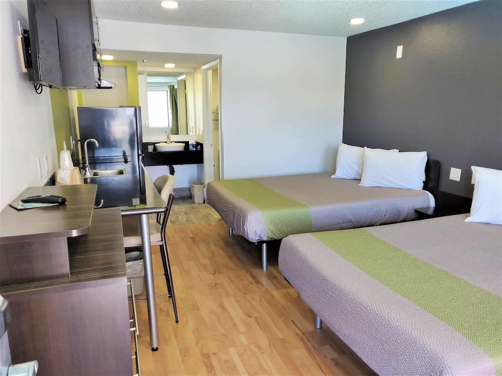 DELUXE, 2 QUEEN BEDS, KITCHENETTE