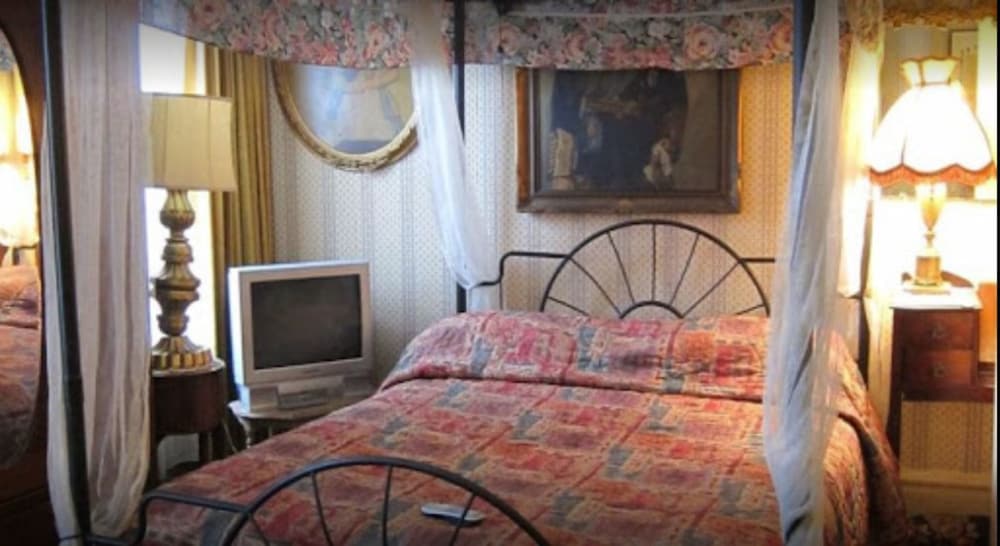 Pimblett's Downtown Toronto B&B 43/47