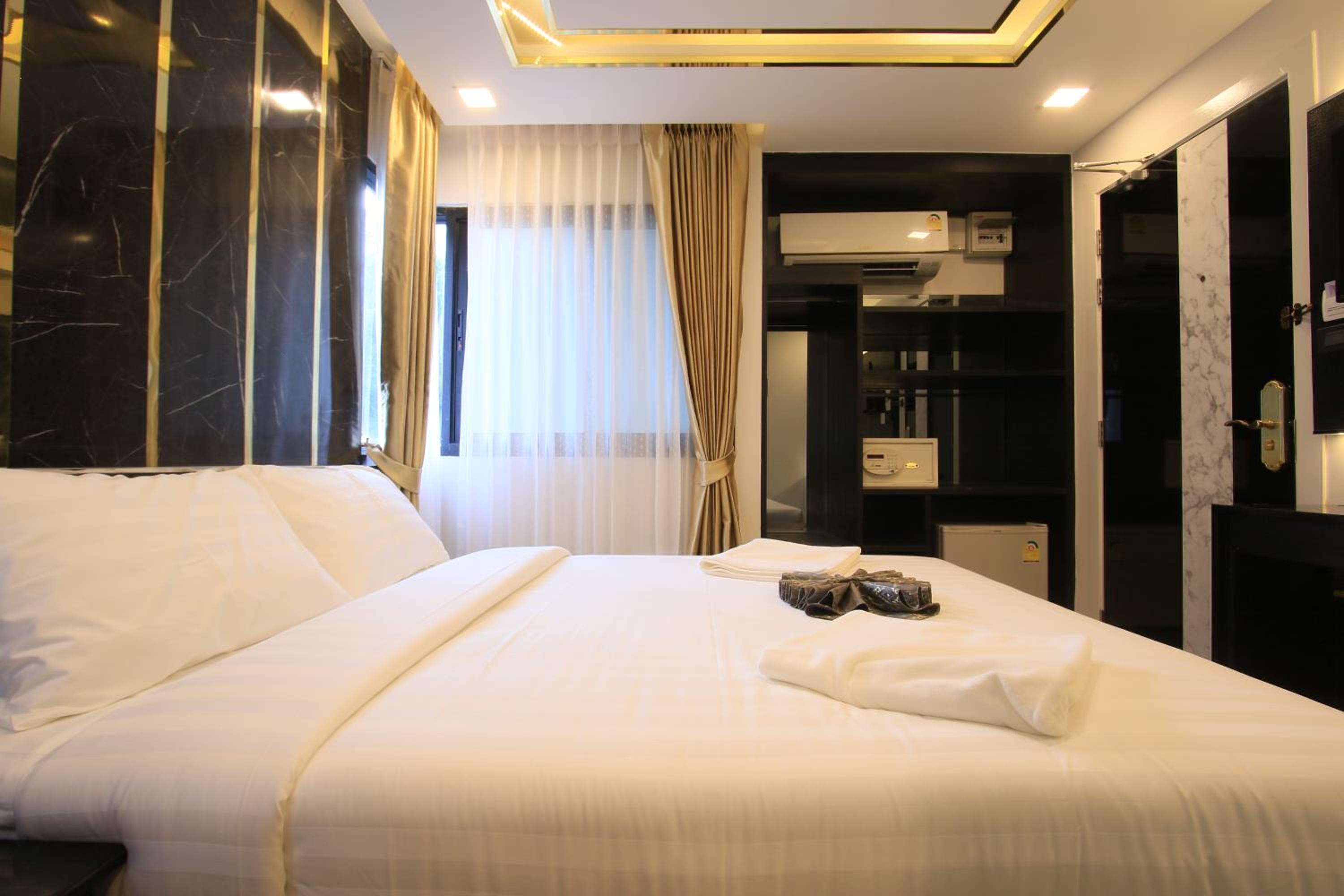 Deluxe, Queen Bed, Bathtub