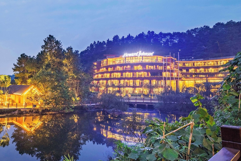 Howard Johnson Lake Serenity Hotel Neijiang 1/46