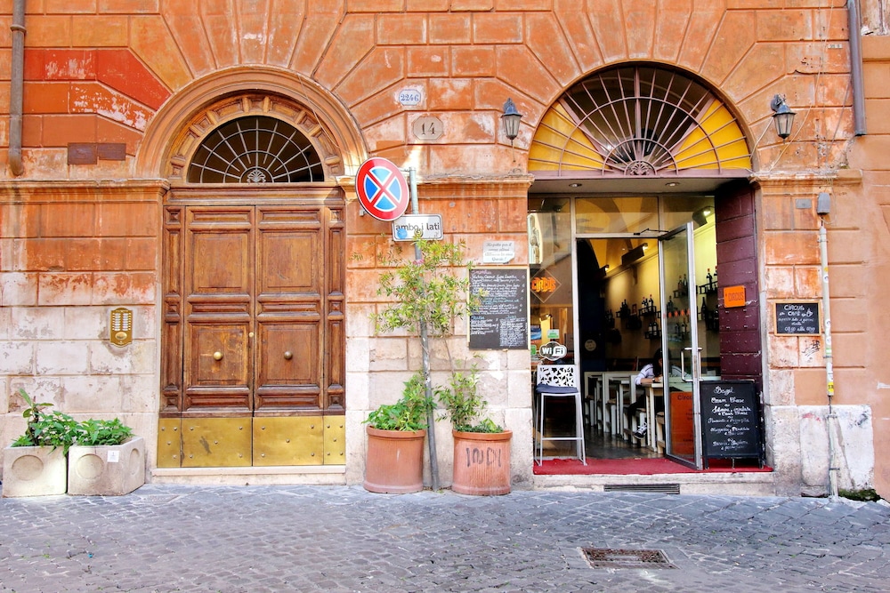 Rome Accommodation - Coronari 44/50