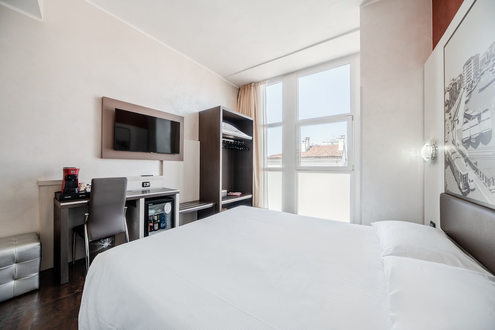 DELUXE, KING BED, CITY VIEW