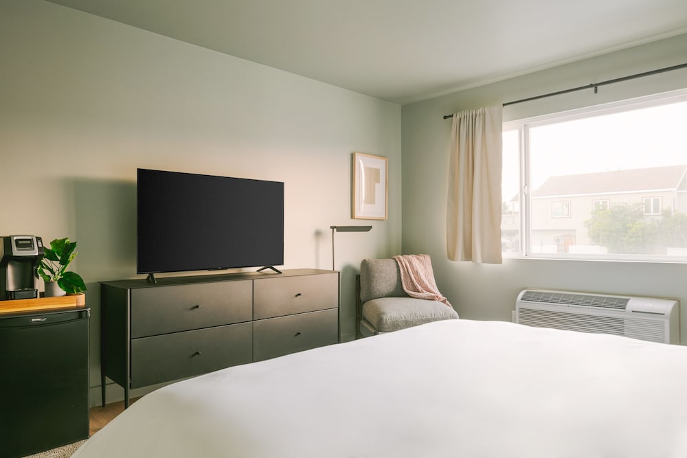 Hotel Solarena Newport Beach, a Dazzler Select by Wyndham 7/20