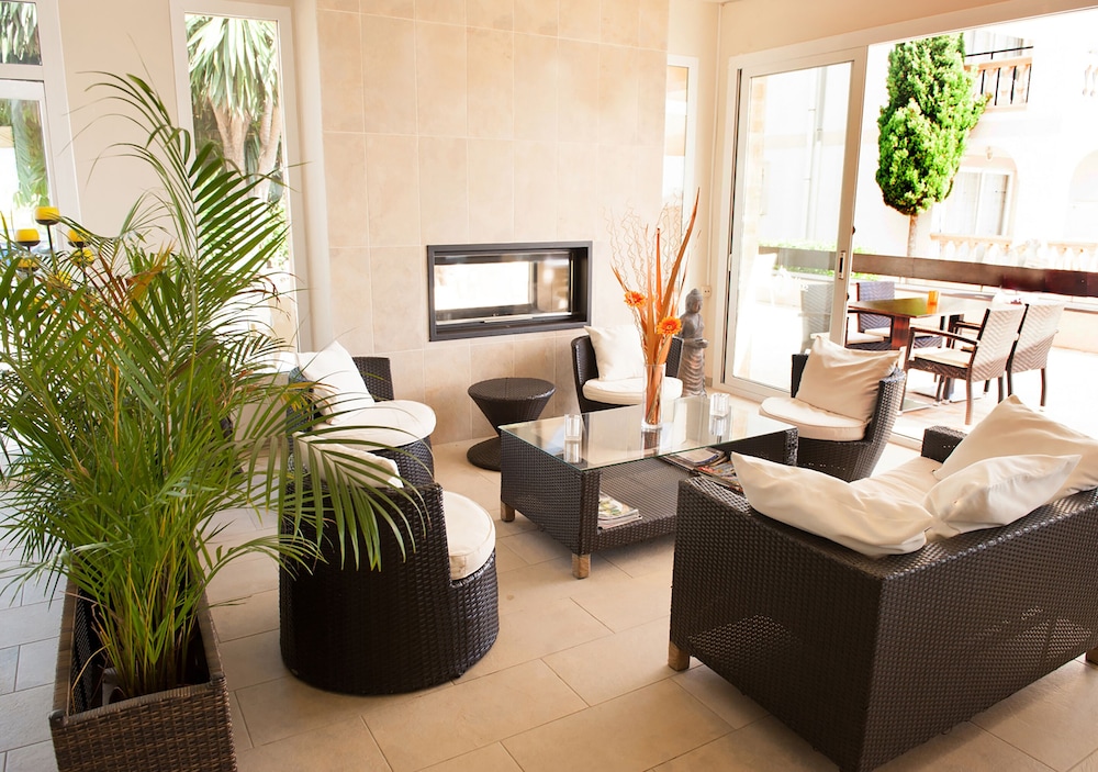 Apartamentos Sol Romantica by DOT Suites 24/57
